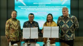 Direktur Utama PLN NP Ruly Firmansyah kiri), Direktur Utama PT Thorcon Power Indonesia Niels Berger (kanan), Direktur Pengembangan Bisnis dan Niaga PLN NP Dwi Hartono (dua dari kiri), dan Direktur Operasi dan Kepala Sumber Daya SDM T Thorcon Power Indonesia Dhita Karunia Ashari (dua dari kanan) saat menunjukan MoU kerja sama PLN NP dan Thorcon Power Indonesia dalam pengembangan potensi tenaga nuklir sebagai bagian dari langkah taktis PLN NP dalam memperkuat ketahanan energi nasional berbasis teknologi rendah emisi.