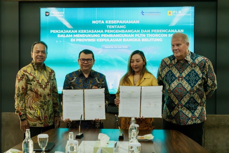 Direktur Utama PLN NP Ruly Firmansyah kiri), Direktur Utama PT Thorcon Power Indonesia Niels Berger (kanan), Direktur Pengembangan Bisnis dan Niaga PLN NP Dwi Hartono (dua dari kiri), dan Direktur Operasi dan Kepala Sumber Daya SDM T Thorcon Power Indonesia Dhita Karunia Ashari (dua dari kanan) saat menunjukan MoU kerja sama PLN NP dan Thorcon Power Indonesia dalam pengembangan potensi tenaga nuklir sebagai bagian dari langkah taktis PLN NP dalam memperkuat ketahanan energi nasional berbasis teknologi rendah emisi.