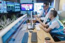 Direktur Utama PLN, Darmawan Prasodjo mendampingi petugas PLN memonitor kelistrikan secara digital. Transformasi digital secara end-to-end mampu membawa PLN menorehkan kinerja apik sehingga masuk ke dalam daftar Fortune Global 500.