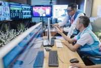 Direktur Utama PLN, Darmawan Prasodjo mendampingi petugas PLN memonitor kelistrikan secara digital. Transformasi digital secara end-to-end mampu membawa PLN menorehkan kinerja apik sehingga masuk ke dalam daftar Fortune Global 500.