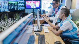 Direktur Utama PLN, Darmawan Prasodjo mendampingi petugas PLN memonitor kelistrikan secara digital. Transformasi digital secara end-to-end mampu membawa PLN menorehkan kinerja apik sehingga masuk ke dalam daftar Fortune Global 500.