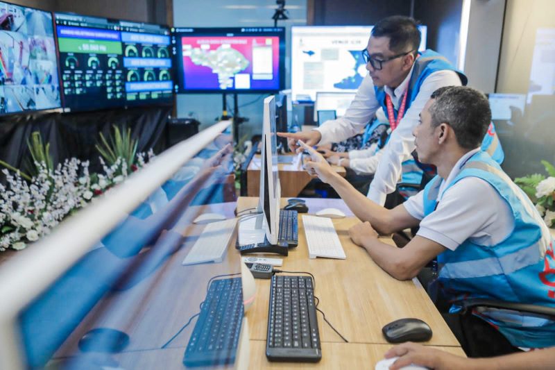 Direktur Utama PLN, Darmawan Prasodjo mendampingi petugas PLN memonitor kelistrikan secara digital. Transformasi digital secara end-to-end mampu membawa PLN menorehkan kinerja apik sehingga masuk ke dalam daftar Fortune Global 500.