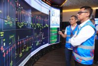 Direktur Utama PLN, Darmawan Prasodjo saat mendampingi petugas melakukan monitoring sistem kelistrikan secara digital. Inisiatif ini merupakan bagian dari transformasi end-to-end yang dijalankan PLN dan terus memberikan dampak signifikan serta berkelanjutan terhadap kinerja perusahaan.