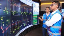 Direktur Utama PLN, Darmawan Prasodjo saat mendampingi petugas melakukan monitoring sistem kelistrikan secara digital. Inisiatif ini merupakan bagian dari transformasi end-to-end yang dijalankan PLN dan terus memberikan dampak signifikan serta berkelanjutan terhadap kinerja perusahaan.