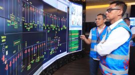 Direktur Utama PLN, Darmawan Prasodjo saat mendampingi petugas melakukan monitoring sistem kelistrikan secara digital. Inisiatif ini merupakan bagian dari transformasi end-to-end yang dijalankan PLN dan terus memberikan dampak signifikan serta berkelanjutan terhadap kinerja perusahaan.
