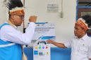 Menteri ESDM, Bahlil Lahadalia (kanan) mendengarkan penjelasan Direktur Utama PLN, Darmawan Prasodjo (kiri) terkait inovasi SuperSUN yang telah dipasang di SDN Kiriyow, Kepulauan Yapen pada Kamis (24/7). PLN telah menyiapkan SuperSUN sebagai sumber energi listrik yang akan disalurkan ke 693 sekolah di Papua dalam Program Revitalisasi Sekolah dan Digitalisasi Pembelajaran yang diinisiasi Pemerintah melalui Kementerian Pendidikan dan Kebudayaan.