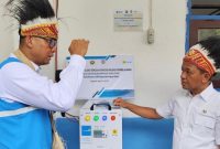 Menteri ESDM, Bahlil Lahadalia (kanan) mendengarkan penjelasan Direktur Utama PLN, Darmawan Prasodjo (kiri) terkait inovasi SuperSUN yang telah dipasang di SDN Kiriyow, Kepulauan Yapen pada Kamis (24/7). PLN telah menyiapkan SuperSUN sebagai sumber energi listrik yang akan disalurkan ke 693 sekolah di Papua dalam Program Revitalisasi Sekolah dan Digitalisasi Pembelajaran yang diinisiasi Pemerintah melalui Kementerian Pendidikan dan Kebudayaan.