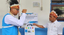 Menteri ESDM, Bahlil Lahadalia (kanan) mendengarkan penjelasan Direktur Utama PLN, Darmawan Prasodjo (kiri) terkait inovasi SuperSUN yang telah dipasang di SDN Kiriyow, Kepulauan Yapen pada Kamis (24/7). PLN telah menyiapkan SuperSUN sebagai sumber energi listrik yang akan disalurkan ke 693 sekolah di Papua dalam Program Revitalisasi Sekolah dan Digitalisasi Pembelajaran yang diinisiasi Pemerintah melalui Kementerian Pendidikan dan Kebudayaan.