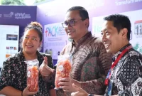 Direktur Human Capital Management Telkom Henry Christiadi bersama SGM Social Responsibility Telkom Hery Susanto dan salah satu UMKM Binaan yang turut menyemarakkan UMK Digital Fest 2025 yang diselenggarakan di Vertical Garden, Telkom Landmark Tower Jakarta.