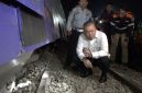 Menteri Perhubungan Dudy Purwagandhi memantau langsung proses evakuasi penumpang, pemulihan jalur, serta investigasi awal di lokasi anjloknya KA Argo Bromo di jalur Subang, Jawa Barat, Sabtu (2/8/2025) dini hari. ( foto Ist )