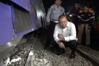 Menteri Perhubungan Dudy Purwagandhi memantau langsung proses evakuasi penumpang, pemulihan jalur, serta investigasi awal di lokasi anjloknya KA Argo Bromo di jalur Subang, Jawa Barat, Sabtu (2/8/2025) dini hari. ( foto Ist )