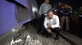 Menteri Perhubungan Dudy Purwagandhi memantau langsung proses evakuasi penumpang, pemulihan jalur, serta investigasi awal di lokasi anjloknya KA Argo Bromo di jalur Subang, Jawa Barat, Sabtu (2/8/2025) dini hari. ( foto Ist )
