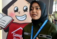 Nurakmasari, guru dari SRMA 26 Makassar, Sulawesi Selatan memberikan keterangannya pada acara Pengarahan Presiden RI kepada Guru dan Kepala Sekolah Rakyat di Jakarta International Expo (JI-Expo), Kemayoran, Jakarta Pusat, pada Jumat, 22 Agustus 2025. Foto: Istimewa