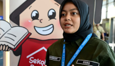 Nurakmasari, guru dari SRMA 26 Makassar, Sulawesi Selatan memberikan keterangannya pada acara Pengarahan Presiden RI kepada Guru dan Kepala Sekolah Rakyat di Jakarta International Expo (JI-Expo), Kemayoran, Jakarta Pusat, pada Jumat, 22 Agustus 2025. Foto: Istimewa