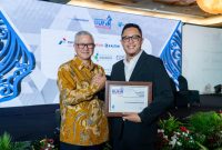 Vice President Corporate Communication and CSR PLN Nusantara Power Harry Purnomo (kanan) bersama Managing Director Stakeholder Danantara Rohan Hafas (kiri) saat menerima plakat penghargaan BUMN Award 2025. Melalui penerapan prinsip Environmental, Social, and Governance (ESG) yang kuat serta transformasi digital yang progresif, menjadikan PLN Nusantara Power sebagai benchmark dalam efisiensi operasional sektor ketenagalistrikan nasional.