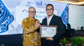 Vice President Corporate Communication and CSR PLN Nusantara Power Harry Purnomo (kanan) bersama Managing Director Stakeholder Danantara Rohan Hafas (kiri) saat menerima plakat penghargaan BUMN Award 2025. Melalui penerapan prinsip Environmental, Social, and Governance (ESG) yang kuat serta transformasi digital yang progresif, menjadikan PLN Nusantara Power sebagai benchmark dalam efisiensi operasional sektor ketenagalistrikan nasional.