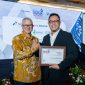 Vice President Corporate Communication and CSR PLN Nusantara Power Harry Purnomo (kanan) bersama Managing Director Stakeholder Danantara Rohan Hafas (kiri) saat menerima plakat penghargaan BUMN Award 2025. Melalui penerapan prinsip Environmental, Social, and Governance (ESG) yang kuat serta transformasi digital yang progresif, menjadikan PLN Nusantara Power sebagai benchmark dalam efisiensi operasional sektor ketenagalistrikan nasional.