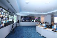 Direktur Utama PLN, Darmawan Prasodjo (tengah) bersama jajaran direksi saat memantau sistem kelistrikan nasional secara digital. PLN terus mempercepat transformasi digital di seluruh lini bisnis guna meningkatkan efisiensi operasional, keandalan pasokan, dan kualitas layanan pelanggan. Melalui transformasi digital, PLN berhasil mencetak pendapatan tertinggi dalam sejarah korporasi sekaligus menembus daftar Fortune Global 500 tahun 2025.