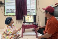 Ibu Mude (kiri), Masyarakat Desa Olu, kini dapat menikmati listrik dengan nyaman untuk aktivitas sehari-hari, termasuk menonton televisi tanpa lagi bergantung pada accu. Kehadiran listrik PLN membawa perubahan nyata bagi kualitas hidup masyarakat, membuka akses informasi melalui konektivitas digital saluran TV dan membuka peluang baru bagi peningkatan ekonomi masyarakat di wilayah terpencil.