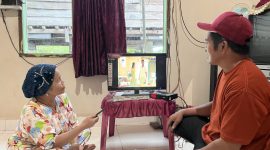 Ibu Mude (kiri), Masyarakat Desa Olu, kini dapat menikmati listrik dengan nyaman untuk aktivitas sehari-hari, termasuk menonton televisi tanpa lagi bergantung pada accu. Kehadiran listrik PLN membawa perubahan nyata bagi kualitas hidup masyarakat, membuka akses informasi melalui konektivitas digital saluran TV dan membuka peluang baru bagi peningkatan ekonomi masyarakat di wilayah terpencil.