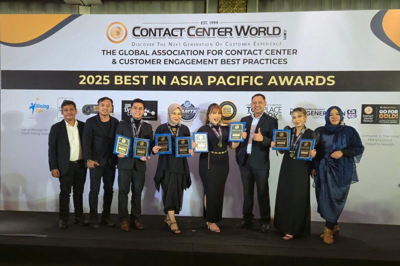 Para personel Contact Center PLN 123 berfoto bersama setelah berhasil meraih 8 penghargaan sebagai Gold Winner pada ajang Global Contact Center World Awards (GCCWA) 2025 di Bali, (25/7). Torehan prestasi ini menjadi wujud nyata keberhasilan transformasi layanan pelanggan PLN yang mengedepankan prinsip customer focused sebagai fondasi utama.