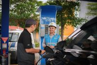 Ilustrasi Pengguna kendaraan listrik saat mengisi daya di Stasiun Pengisian Kendaraan Listrik Umum (SPKLU). Pengembangan ekosistem kendaraan listrik menjadi bagian dari strategi ekstensifikasi PLN untuk menciptakan demand baru di sektor transportasi.