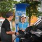 Ilustrasi Pengguna kendaraan listrik saat mengisi daya di Stasiun Pengisian Kendaraan Listrik Umum (SPKLU). Pengembangan ekosistem kendaraan listrik menjadi bagian dari strategi ekstensifikasi PLN untuk menciptakan demand baru di sektor transportasi.