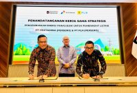 Chief Executive Officer Badan Pengelola Investasi Danantara, Rosan P. Roeslani (tengah) menyaksikan penandatanganan Nota Kesepahaman terkait pengembangan energi panas bumi untuk pembangkit listrik antara Direktur Utama PLN, Darmawan Prasodjo (kanan) dan Direktur Utama Pertamina, Simon Aloysius Mantiri (kiri) di Wisma Danantara, Jakarta pada Selasa (5/8). Kerja sama ini merupakan salah satu komitmen nyata korporasi dalam mendukung visi Pemerintah dalam mewujudkan ketahanan energi melalui pemanfaatan energi baru terbarukan nasional.