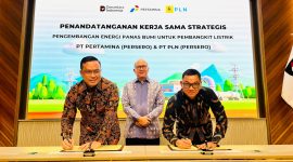 Chief Executive Officer Badan Pengelola Investasi Danantara, Rosan P. Roeslani (tengah) menyaksikan penandatanganan Nota Kesepahaman terkait pengembangan energi panas bumi untuk pembangkit listrik antara Direktur Utama PLN, Darmawan Prasodjo (kanan) dan Direktur Utama Pertamina, Simon Aloysius Mantiri (kiri) di Wisma Danantara, Jakarta pada Selasa (5/8). Kerja sama ini merupakan salah satu komitmen nyata korporasi dalam mendukung visi Pemerintah dalam mewujudkan ketahanan energi melalui pemanfaatan energi baru terbarukan nasional.