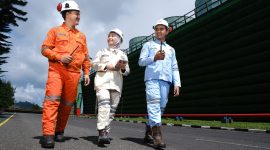 Petugas PLN Indonesia Power tengah memastikan keandalan Pembangkit Listrik Tenaga Panas Bumi (PLTP) Kamojang berkapasitas 140 megawatt (MW). PLTP Kamojang ini menjadi salah satu pembangkit PLN yang berkontribusi dalam layanan Renewable Energy Certificate (REC).