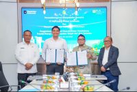 Bupati Indramayu Lucky Hakim (Kedua dari Kiri) dan Direktur Biomassa PLN EPI Hokkop Situngkir (Kedua dari Kanan) melakukan penandatanganan Nota Kesepahaman (MoU) untuk pengembangan potensi daerah dalam mendukung transisi energi dan pencapaian target Net Zero Emission didampingi oleh Sekretaris Daerah Kabupaten Indramayu Aep Surahman (Kiri) dan Komisaris Utama PLN EPI Nikson Silalahi (Kanan)