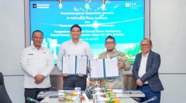 Bupati Indramayu Lucky Hakim (Kedua dari Kiri) dan Direktur Biomassa PLN EPI Hokkop Situngkir (Kedua dari Kanan) melakukan penandatanganan Nota Kesepahaman (MoU) untuk pengembangan potensi daerah dalam mendukung transisi energi dan pencapaian target Net Zero Emission didampingi oleh Sekretaris Daerah Kabupaten Indramayu Aep Surahman (Kiri) dan Komisaris Utama PLN EPI Nikson Silalahi (Kanan)