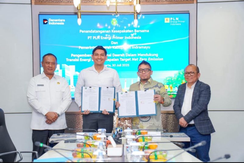 Bupati Indramayu Lucky Hakim (Kedua dari Kiri) dan Direktur Biomassa PLN EPI Hokkop Situngkir (Kedua dari Kanan) melakukan penandatanganan Nota Kesepahaman (MoU) untuk pengembangan potensi daerah dalam mendukung transisi energi dan pencapaian target Net Zero Emission didampingi oleh Sekretaris Daerah Kabupaten Indramayu Aep Surahman (Kiri) dan Komisaris Utama PLN EPI Nikson Silalahi (Kanan)