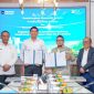 Bupati Indramayu Lucky Hakim (Kedua dari Kiri) dan Direktur Biomassa PLN EPI Hokkop Situngkir (Kedua dari Kanan) melakukan penandatanganan Nota Kesepahaman (MoU) untuk pengembangan potensi daerah dalam mendukung transisi energi dan pencapaian target Net Zero Emission didampingi oleh Sekretaris Daerah Kabupaten Indramayu Aep Surahman (Kiri) dan Komisaris Utama PLN EPI Nikson Silalahi (Kanan)