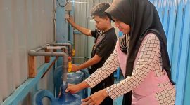 Warga Pulau Barrang Lompo kini menikmati air bersih berkat inovasi Desalinasi Berbasis Energi Surya (DE-BES) dari PLN. Sistem ini menghasilkan hingga 3.000 liter air bersih per hari dengan memanfaatkan panel surya 4,4 kilowatt peak (kWp) dan baterai 4,8 kilowatt hour (kWh) yang terhubung ke mesin Reverse Osmosis.