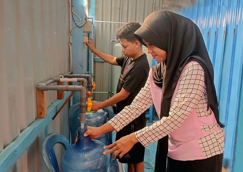 Warga Pulau Barrang Lompo kini menikmati air bersih berkat inovasi Desalinasi Berbasis Energi Surya (DE-BES) dari PLN. Sistem ini menghasilkan hingga 3.000 liter air bersih per hari dengan memanfaatkan panel surya 4,4 kilowatt peak (kWp) dan baterai 4,8 kilowatt hour (kWh) yang terhubung ke mesin Reverse Osmosis.