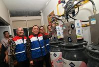 Keterangan Foto : Komisaris Utama Pertamina Mochammad Iriawan didampingi Wakil Direktur Utama Pertamina Oki Muraza dan juga Direktur Utama PGN Arief Setiawan Handoko melakukan pemutaran tuas Gas sebagai tanda pemasangan Gas-in di RS Hasan Sadikin, Bandung. Rabu (6/8/2025).