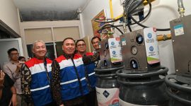 Keterangan Foto : Komisaris Utama Pertamina Mochammad Iriawan didampingi Wakil Direktur Utama Pertamina Oki Muraza dan juga Direktur Utama PGN Arief Setiawan Handoko melakukan pemutaran tuas Gas sebagai tanda pemasangan Gas-in di RS Hasan Sadikin, Bandung. Rabu (6/8/2025).