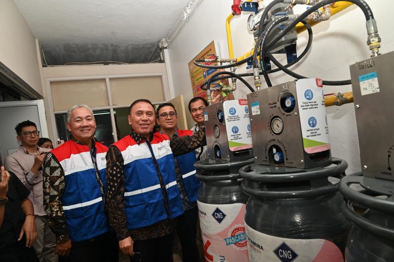 Keterangan Foto : Komisaris Utama Pertamina Mochammad Iriawan didampingi Wakil Direktur Utama Pertamina Oki Muraza dan juga Direktur Utama PGN Arief Setiawan Handoko melakukan pemutaran tuas Gas sebagai tanda pemasangan Gas-in di RS Hasan Sadikin, Bandung. Rabu (6/8/2025).