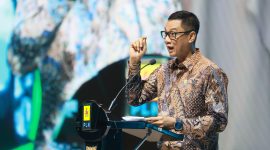 Direktur Utama PLN, Darmawan Prasodjo saat menyampaikan speech pada kegiatan Enterprise Customer Gathering PLN di Jakarta, Kamis (7/8). Dirinya menegaskan komitmen PLN untuk terus mendorong kolaborasi dengan pelanggan industri guna menciptakan ekosistem energi yang andal, berkelanjutan, serta mampu mendorong investasi dan penciptaan lapangan kerja di seluruh Indonesia.