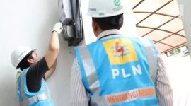 Ilustrasi petugas PLN sedang melakukan penambahan daya instalasi listrik pelanggan