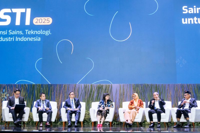 Suasana panel diskusi dalam gelaran acara Konvensi Sains, Teknologi, dan Industri (KSTI) Indonesia 2025 di Bandung, Kamis (7/8).
