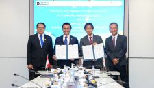PLN EPI dan JERA menandatangani Joint Development Study Agreement (JDSA) sebagai langkah strategis dalam memperkuat kolaborasi pengembangan rantai nilai gas alam cair (Liquefied Natural Gas/LNG) di Indonesia sebagai wujud komitmen kedua belah pihak dalam mendorong penyusunan rencana pengembangan rantai nilai LNG yang komprehensif.

Kiri ke kanan Iwan Agung Firstantara, Mantan Direktur Utama PLN EPI ; Rakhmad Dewanto, Direktur Utama PLN EPI; Ryutaro Suzuki, Executive Officer Head of the Asia Middle East Group JERA Co., Inc.; dan Manabu Onuki, President Director (CEO) of JERA Energi Indonesia.