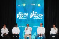 Sekretaris Perusahaan PLN, Alois Wisnuhardana (tengah), Direktur Niaga dan Pemasaran PLN Icon Plus, Joice Lanny Wantania (kedua dari kiri), Wakil Pemimpin Redaksi Harian Kompas, Adi Prinantyo (kedua dari kanan), Sekretaris Jenderal Persatuan Pengurus Besar Persatuan Atletik Seluruh Indonesia (PB PASI), Tigor Tanjung (kanan) dan atlet maraton nasional,  Odekta Elvina Naibaho (kiri) dalam agenda Launching dan Press Conference PLN Electric Run 2025 di Jakarta pada Selasa (12/8).