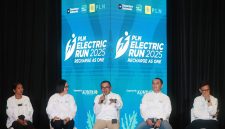 Sekretaris Perusahaan PLN, Alois Wisnuhardana (tengah), Direktur Niaga dan Pemasaran PLN Icon Plus, Joice Lanny Wantania (kedua dari kiri), Wakil Pemimpin Redaksi Harian Kompas, Adi Prinantyo (kedua dari kanan), Sekretaris Jenderal Persatuan Pengurus Besar Persatuan Atletik Seluruh Indonesia (PB PASI), Tigor Tanjung (kanan) dan atlet maraton nasional,  Odekta Elvina Naibaho (kiri) dalam agenda Launching dan Press Conference PLN Electric Run 2025 di Jakarta pada Selasa (12/8).
