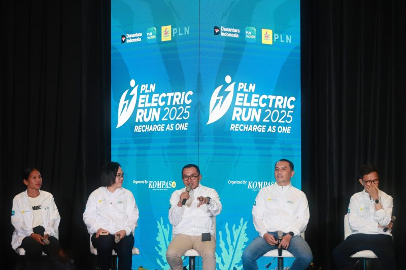 Sekretaris Perusahaan PLN, Alois Wisnuhardana (tengah), Direktur Niaga dan Pemasaran PLN Icon Plus, Joice Lanny Wantania (kedua dari kiri), Wakil Pemimpin Redaksi Harian Kompas, Adi Prinantyo (kedua dari kanan), Sekretaris Jenderal Persatuan Pengurus Besar Persatuan Atletik Seluruh Indonesia (PB PASI), Tigor Tanjung (kanan) dan atlet maraton nasional,  Odekta Elvina Naibaho (kiri) dalam agenda Launching dan Press Conference PLN Electric Run 2025 di Jakarta pada Selasa (12/8).