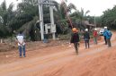 Kesibukan petugas dari PLN sedang bekerja mengaktifkan gardu ( foto Ist )