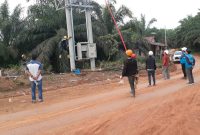 Kesibukan petugas dari PLN sedang bekerja mengaktifkan gardu ( foto Ist )
