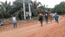 Kesibukan petugas dari PLN sedang bekerja mengaktifkan gardu ( foto Ist )