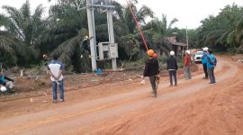 Kesibukan petugas dari PLN sedang bekerja mengaktifkan gardu ( foto Ist )